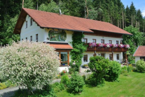 Haus Am Waldrand - Ferienwohnung Augustin